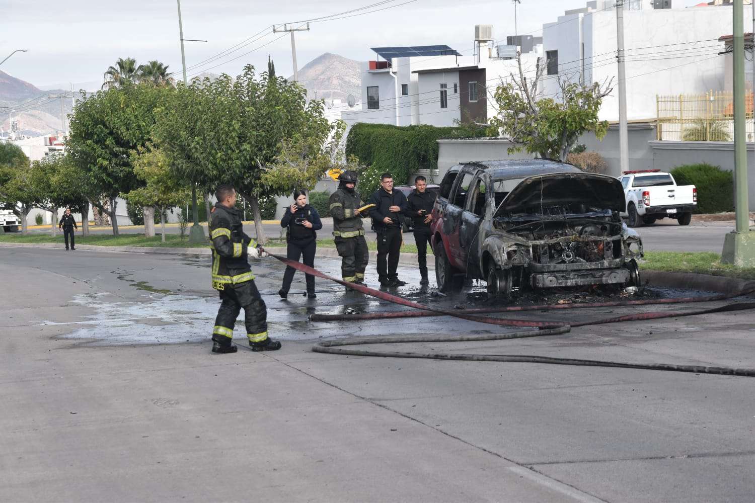 Consume incendio camioneta Durango en la Valle Escondido