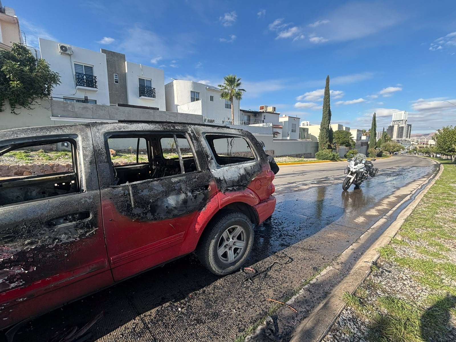 Consume incendio camioneta Durango en la Valle Escondido