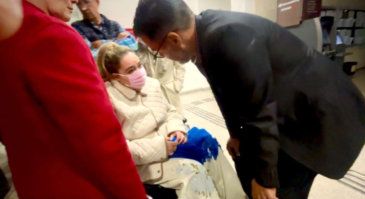 Reconforta Héctor Villasana a esposa de César Jauregui