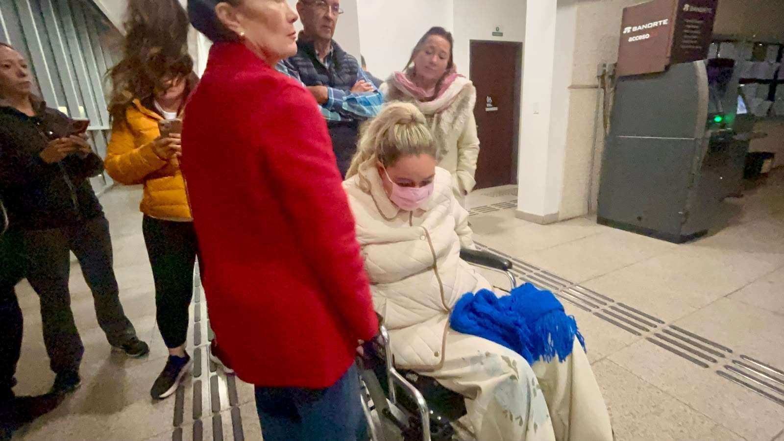 Reconforta Héctor Villasana a esposa de César Jauregui
