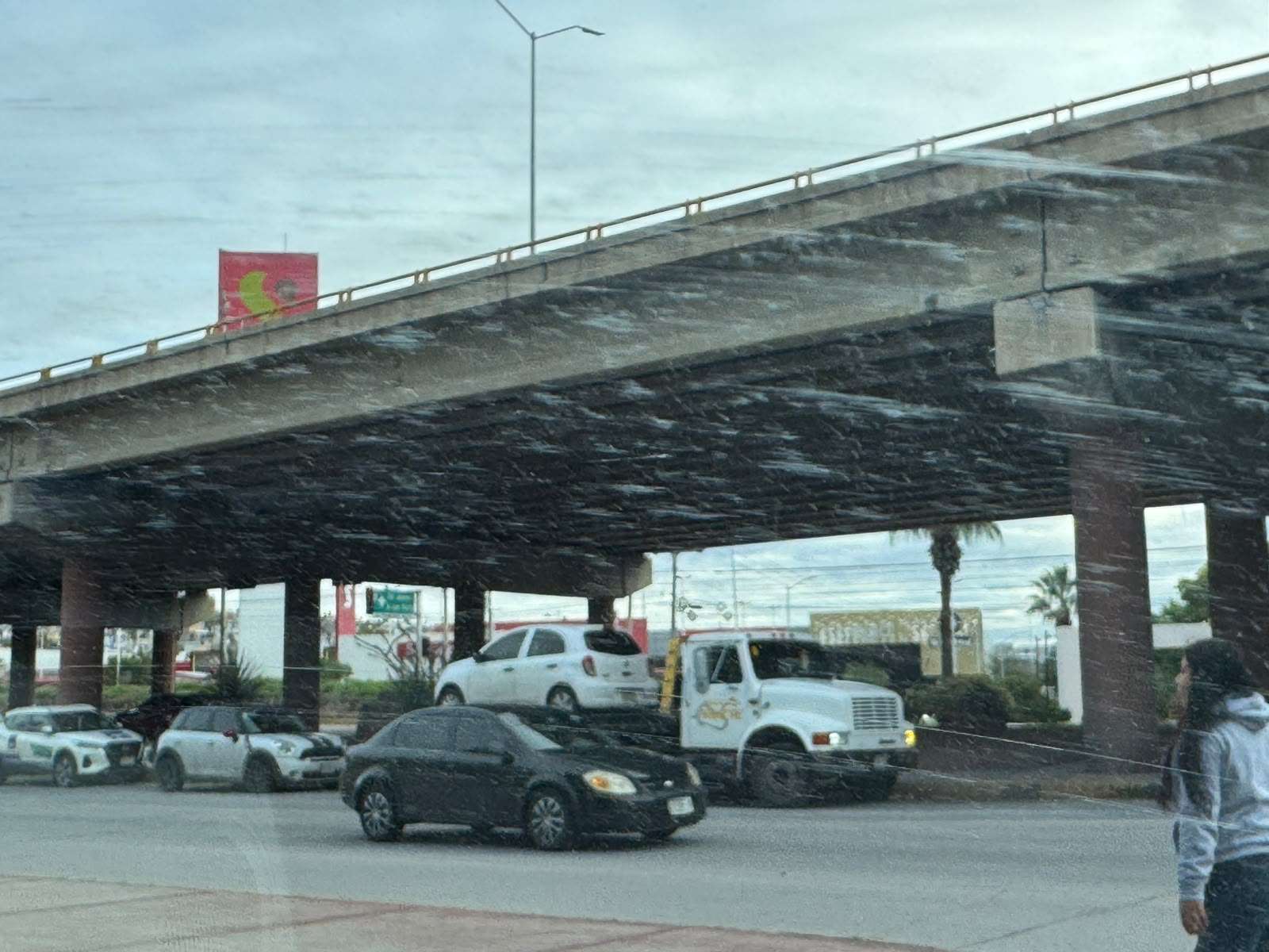 Generó congestionamiento vial por choque debajo de un paso elevado 