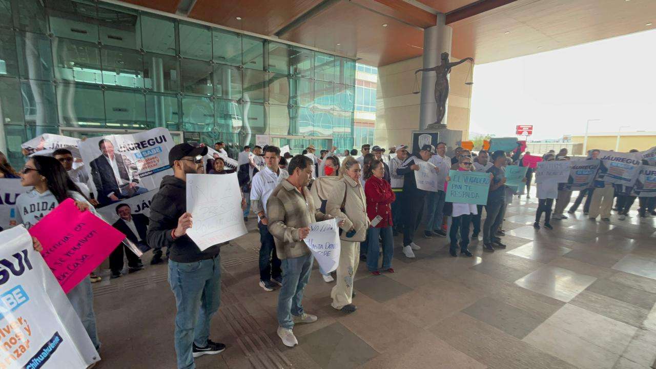 Trasladan protesta al acceso principal del Tribunal en apoyo a César Jáuregui