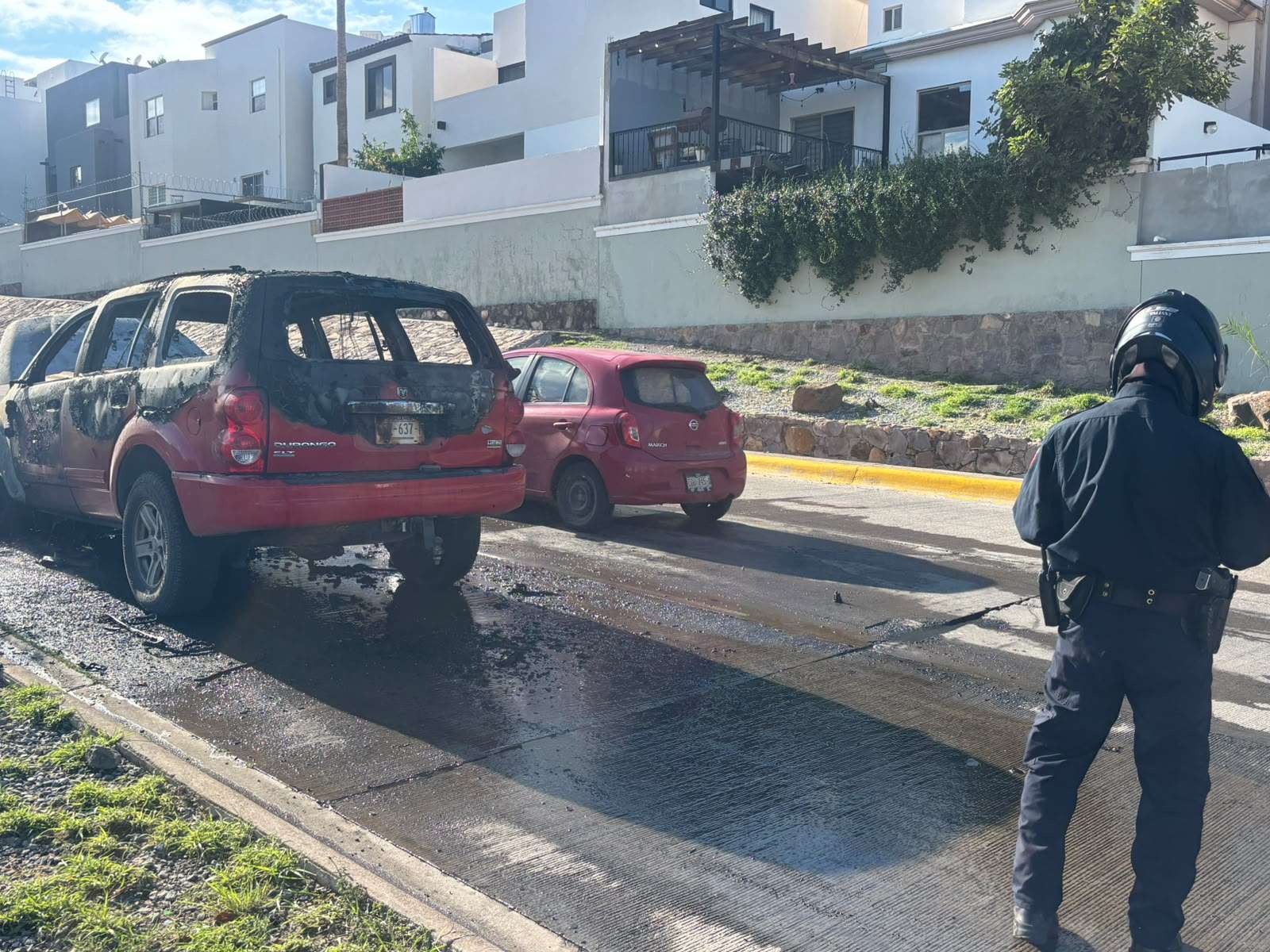 Consume incendio camioneta Durango en la Valle Escondido