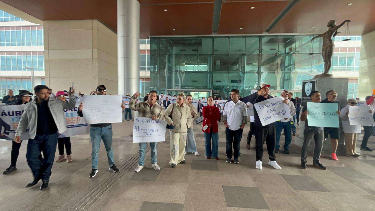 Trasladan protesta al acceso principal del Tribunal en apoyo a César Jáuregui