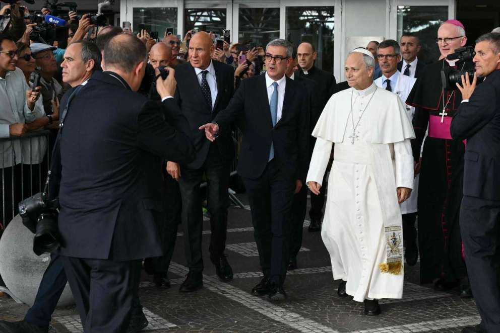 Regresa papa León XIV al Vaticano luego de cirugía pulmonar