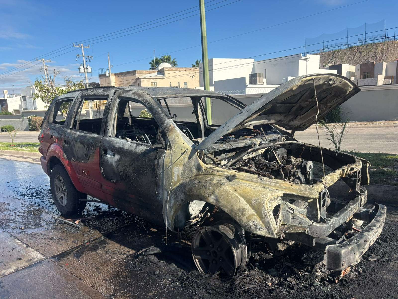 Consume incendio camioneta Durango en la Valle Escondido