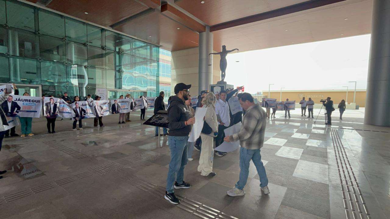 Trasladan protesta al acceso principal del Tribunal en apoyo a César Jáuregui