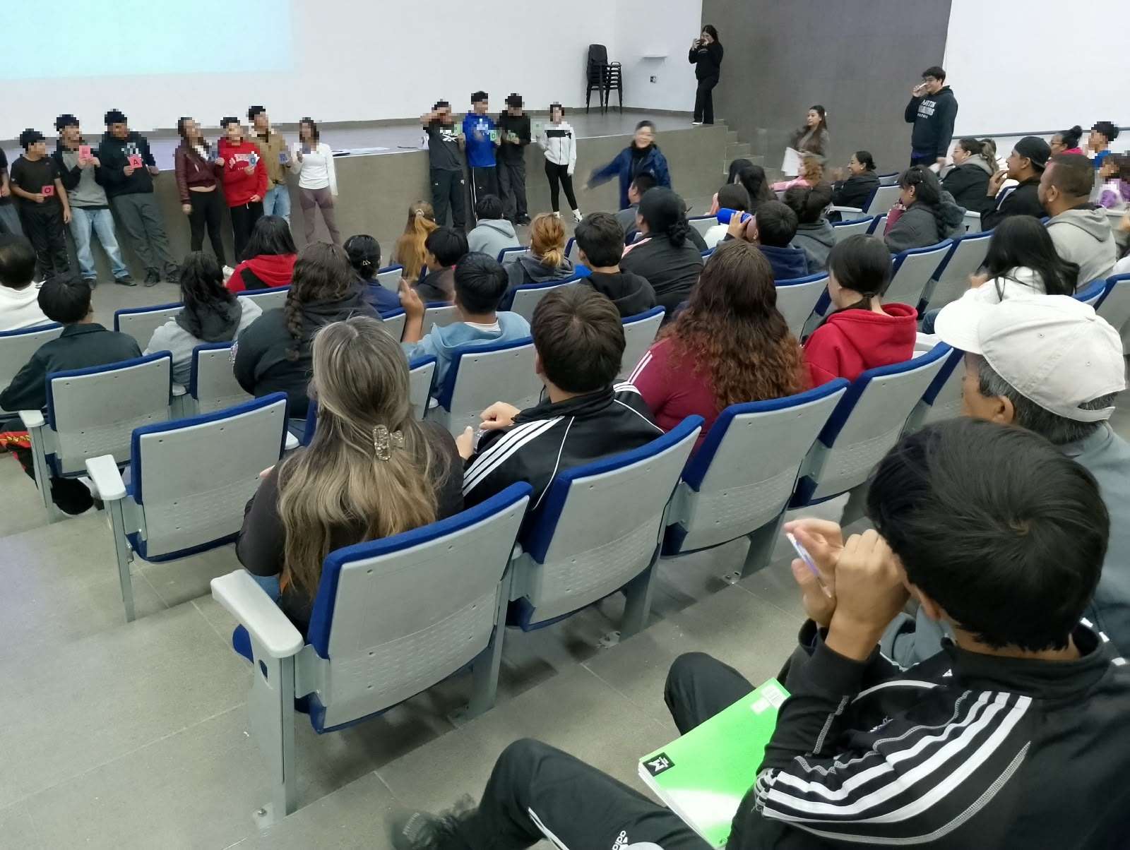 Reúne programa Valórate a más de 200 estudiantes y padres de familia