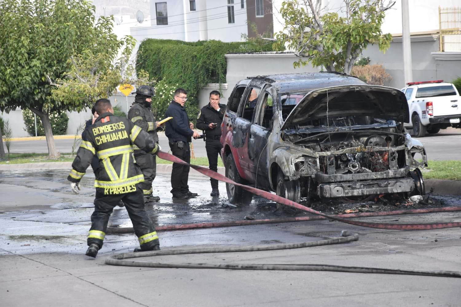 Consume incendio camioneta Durango en la Valle Escondido