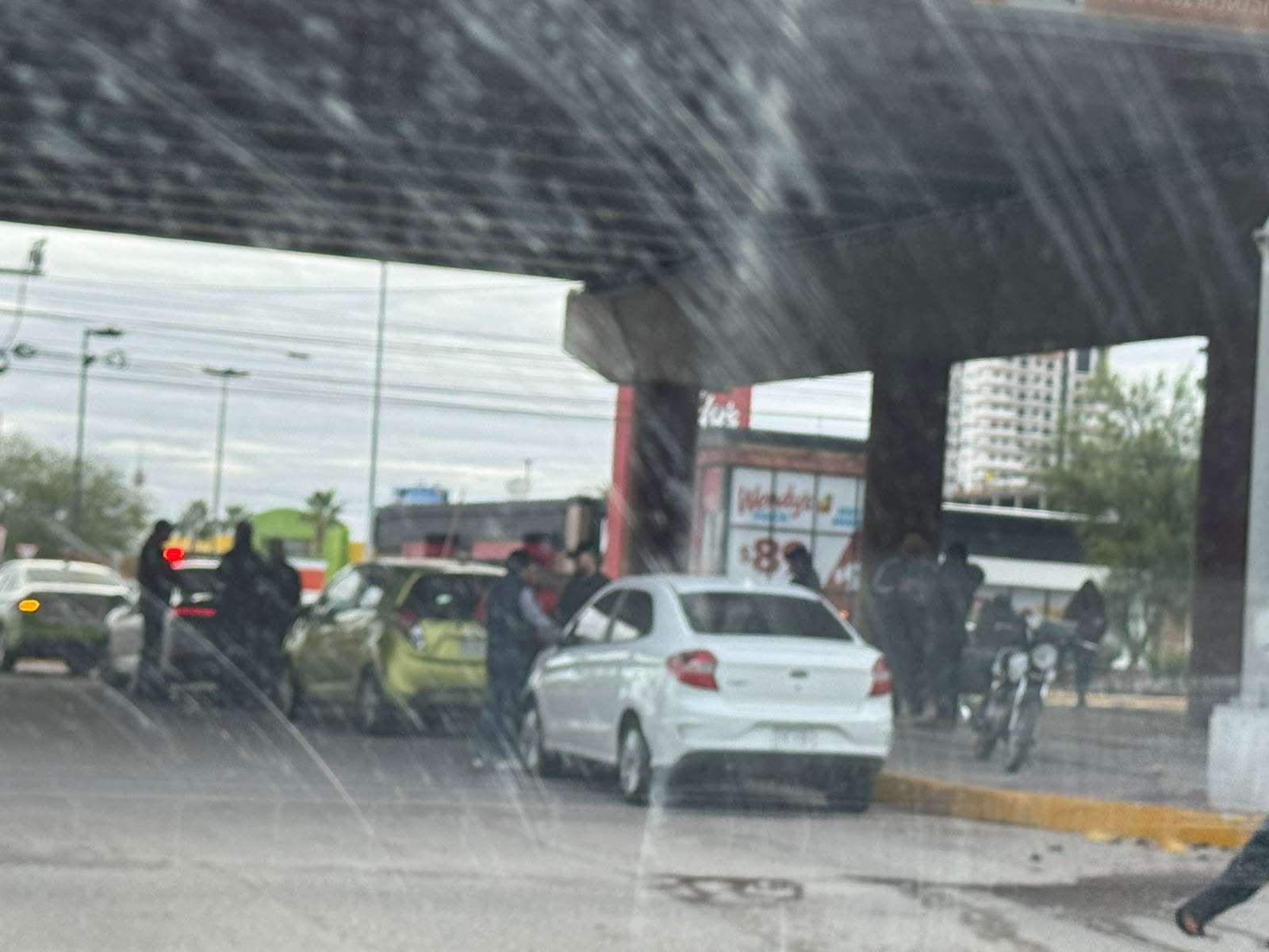 Generó congestionamiento vial por choque debajo de un paso elevado 