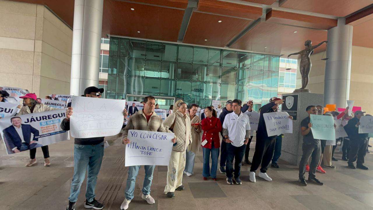 Trasladan protesta al acceso principal del Tribunal en apoyo a César Jáuregui