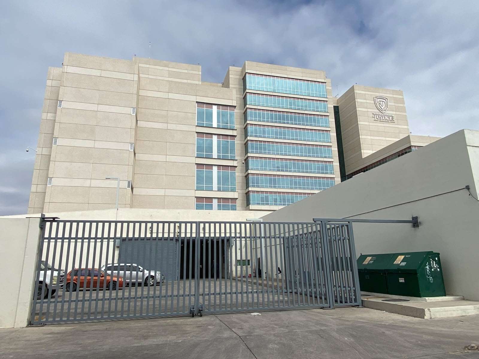 Espera César Jáuregui audiencia en el Tribunal Superior de Justicia