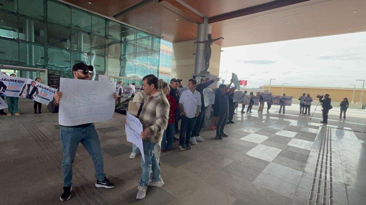 Trasladan protesta al acceso principal del Tribunal en apoyo a César Jáuregui
