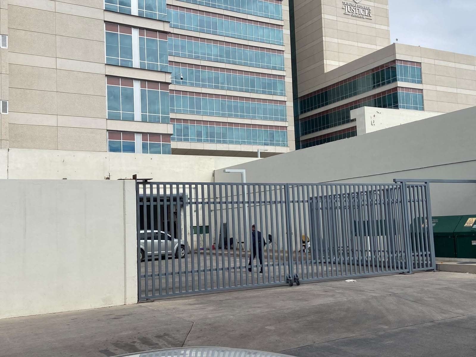 Espera César Jáuregui audiencia en el Tribunal Superior de Justicia