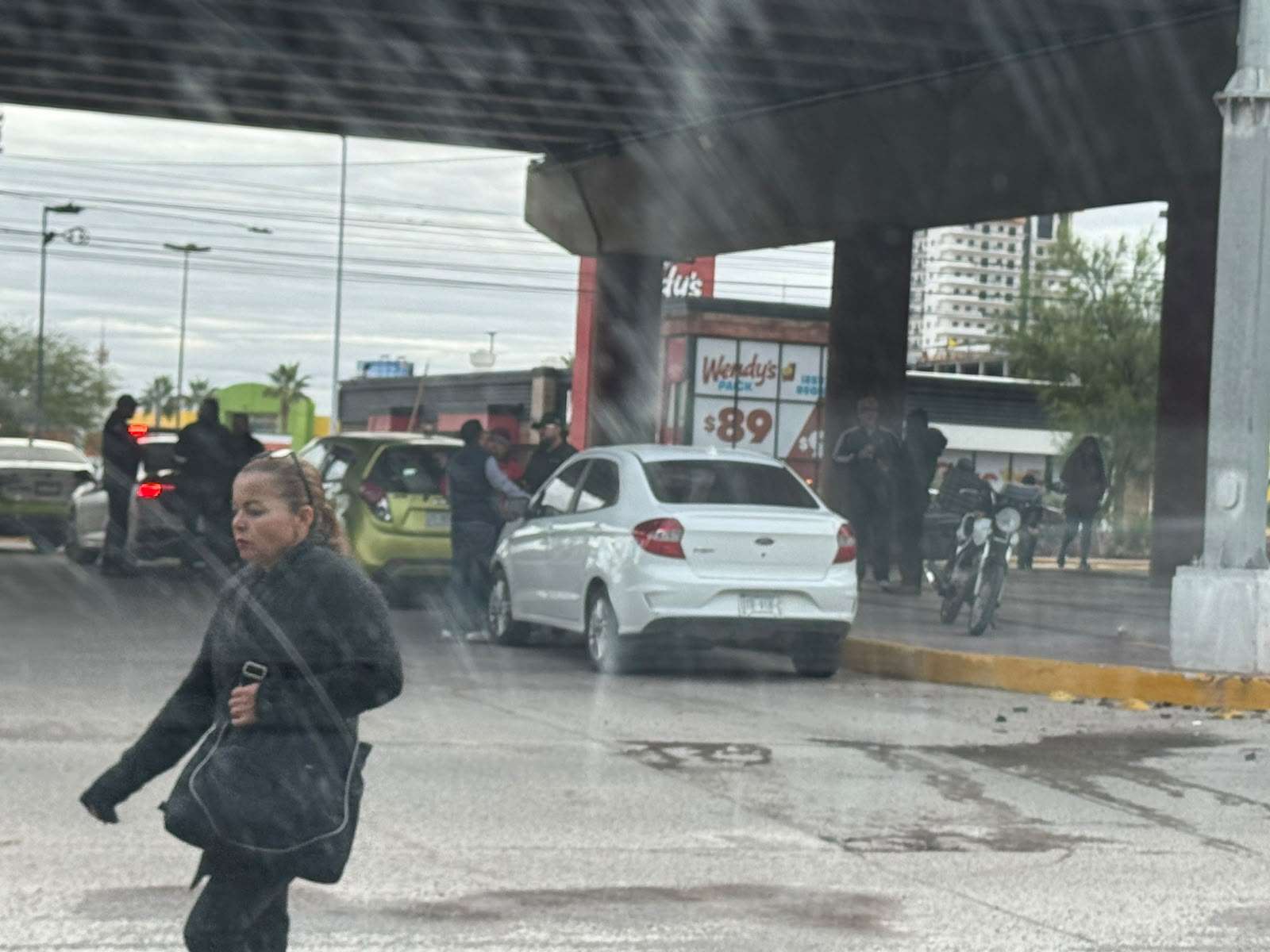 Generó congestionamiento vial por choque debajo de un paso elevado 