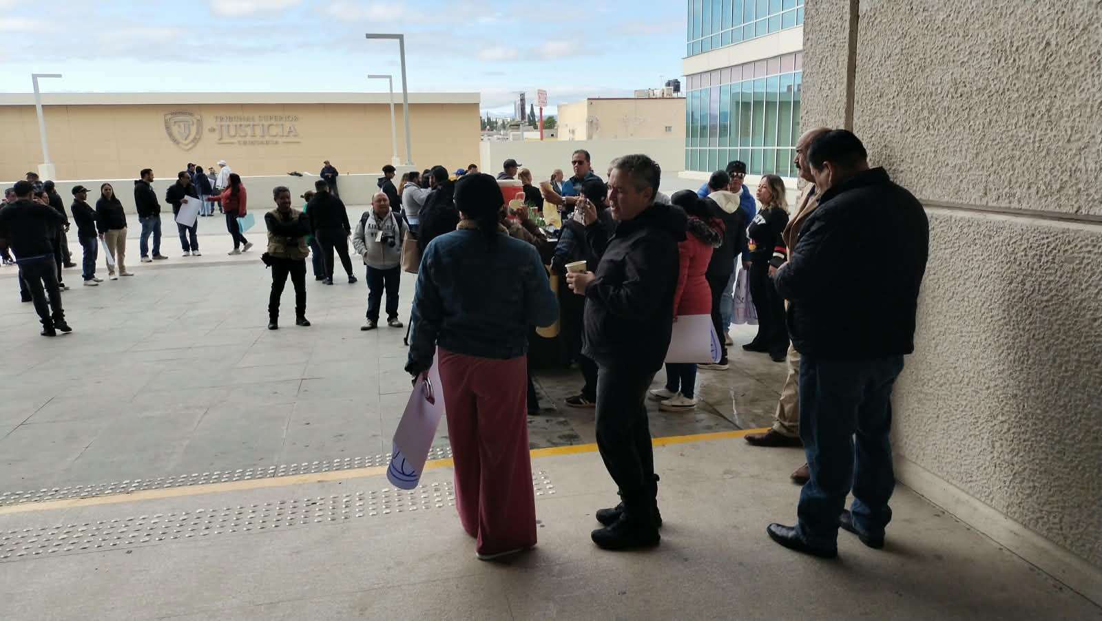 Reanudan audiencia de Jáuregui; simpatizantes esperan resolución 