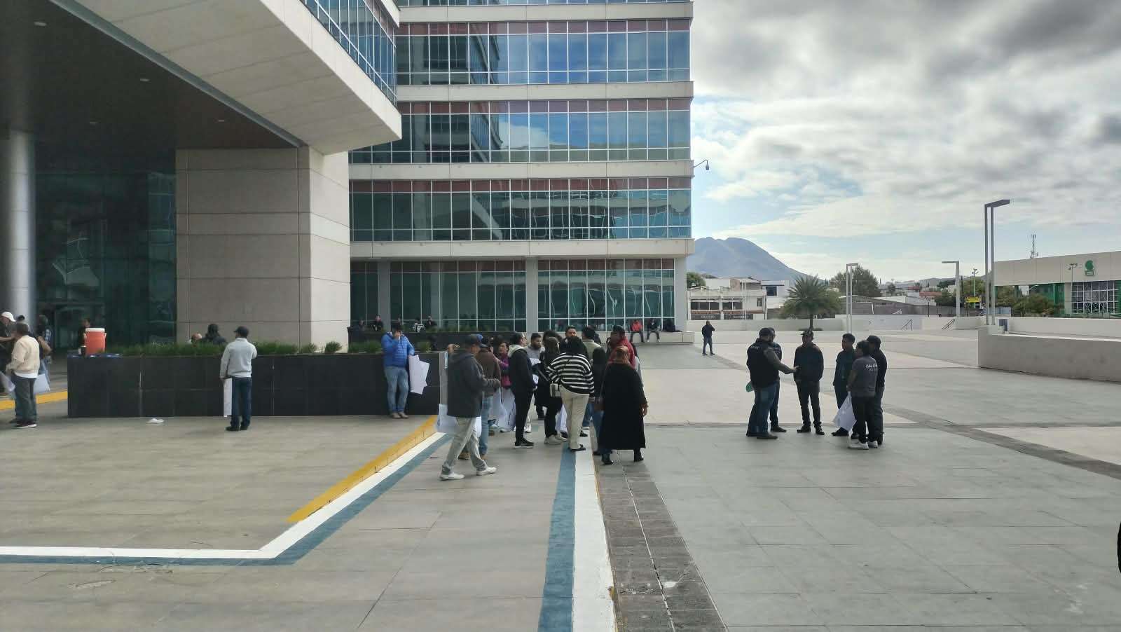 Reanudan audiencia de Jáuregui; simpatizantes esperan resolución 