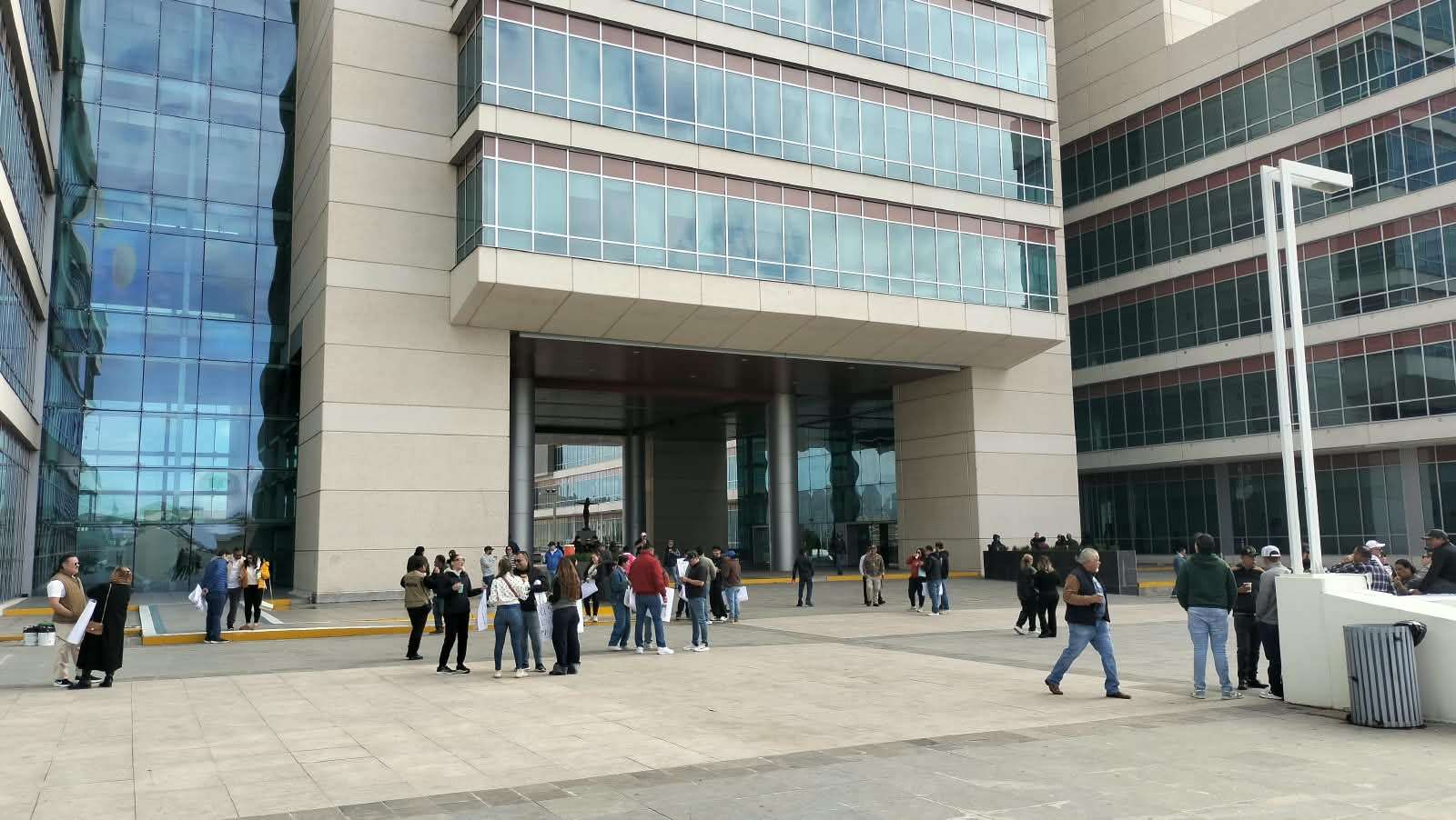Reanudan audiencia de Jáuregui; simpatizantes esperan resolución 