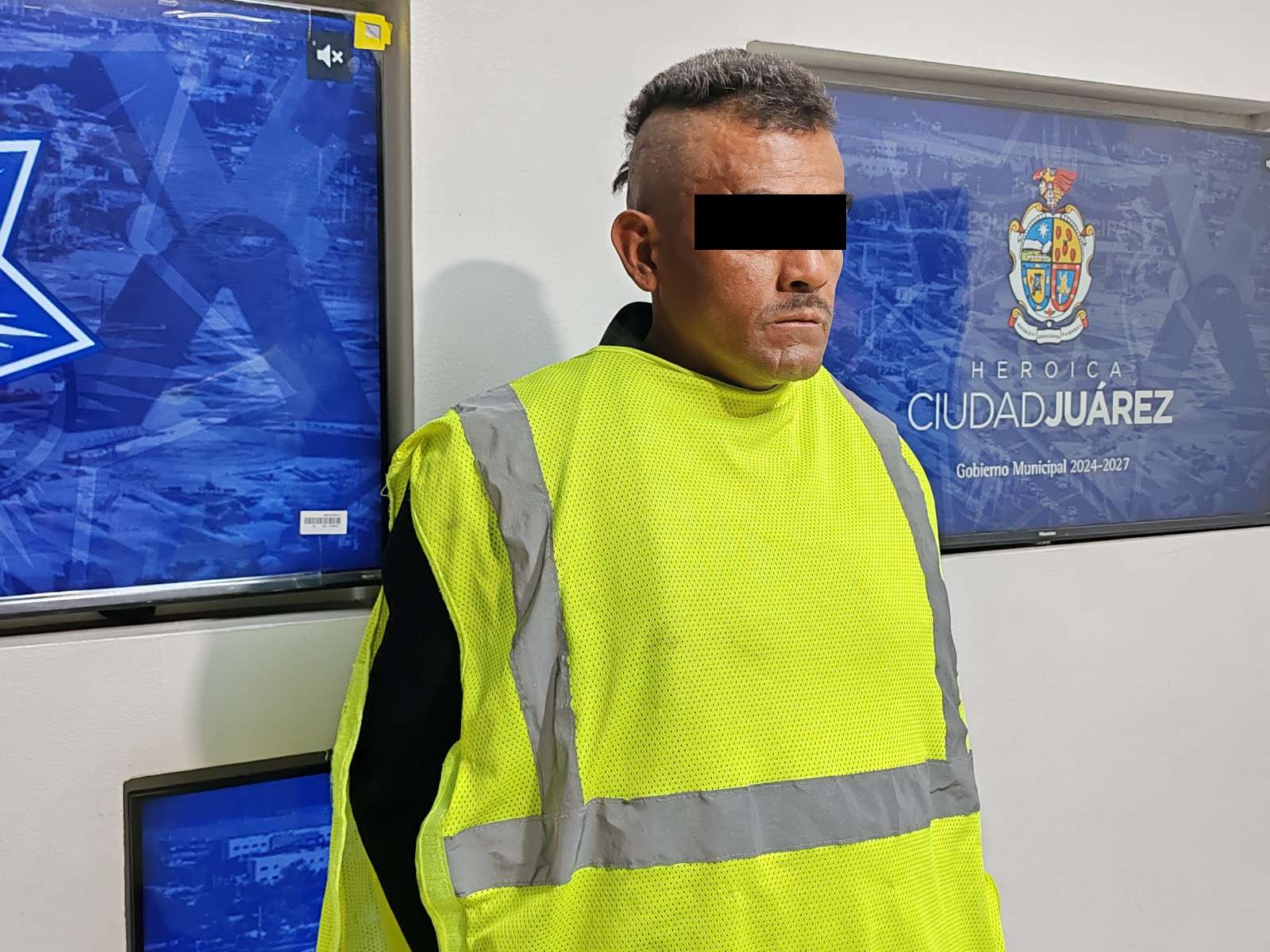 Amenaza con un hacha a su vecina 