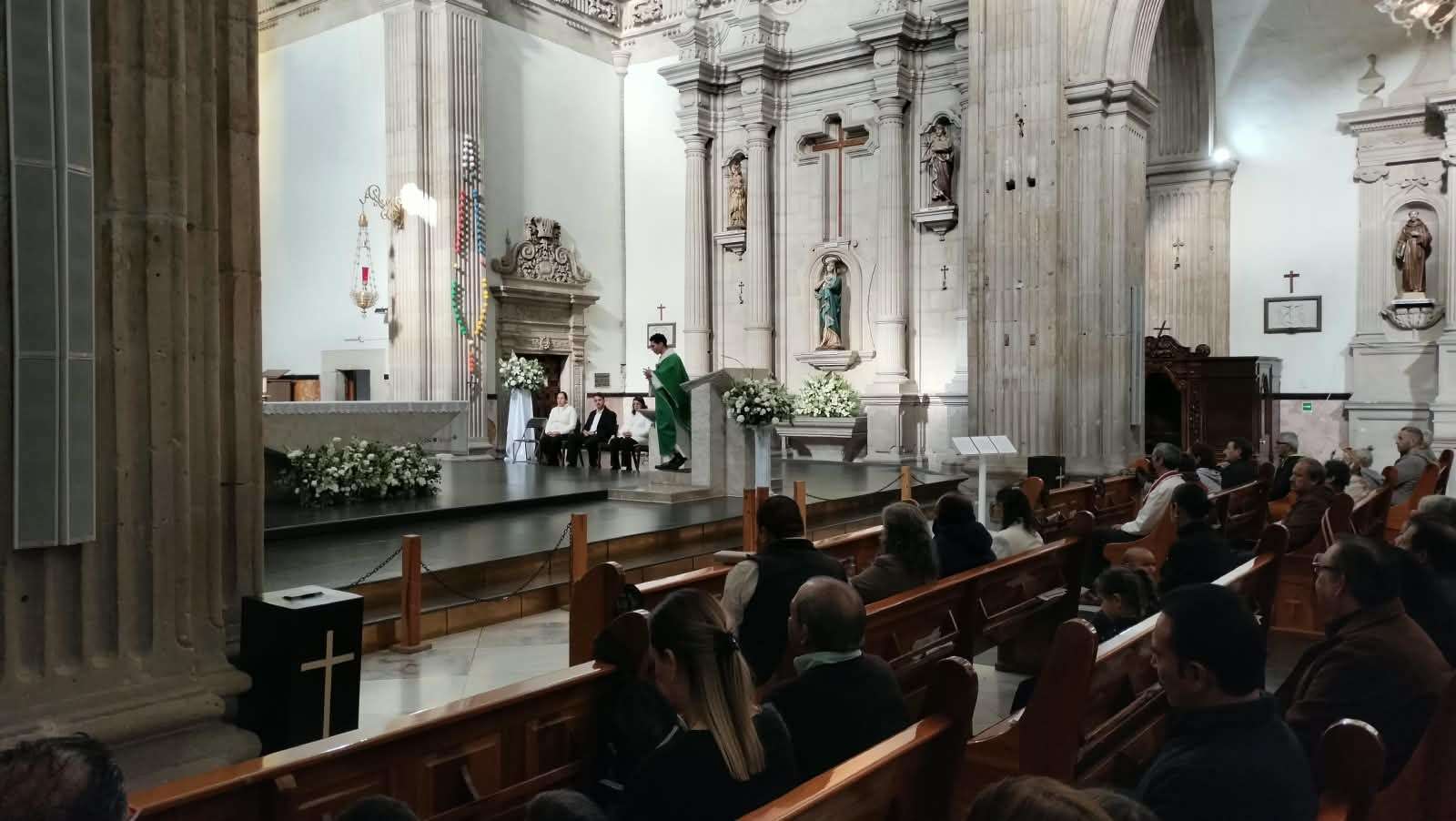 Llama Padre a cumplir con la sociedad sin olvidar a Dios