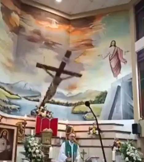 Muere sacerdote al caerle una cruz durante misa en Ecuador