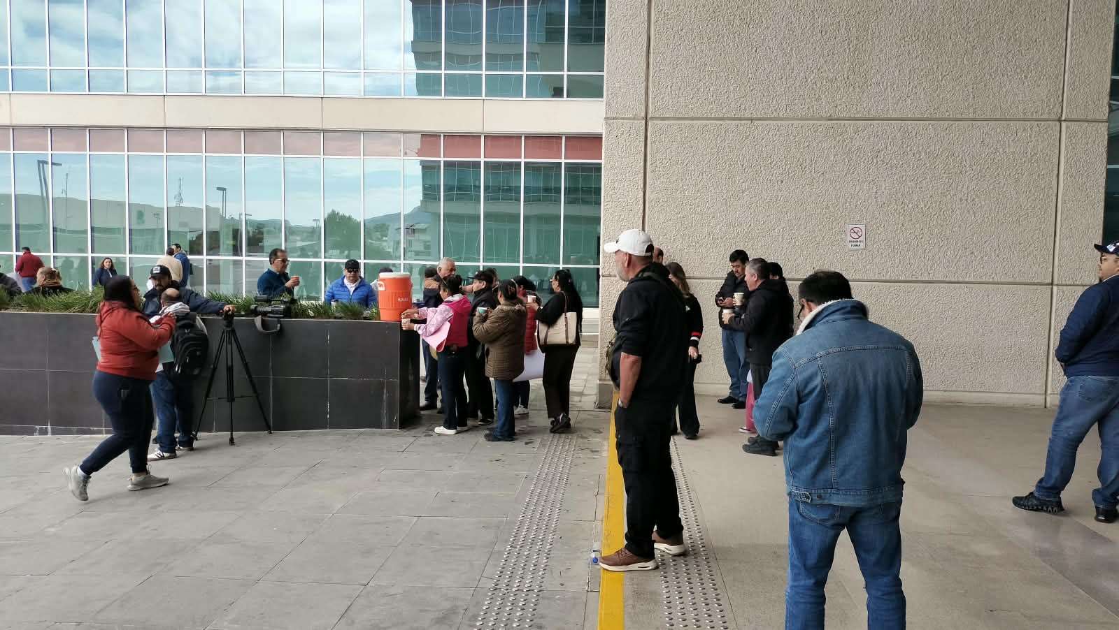 Reanudan audiencia de Jáuregui; simpatizantes esperan resolución 