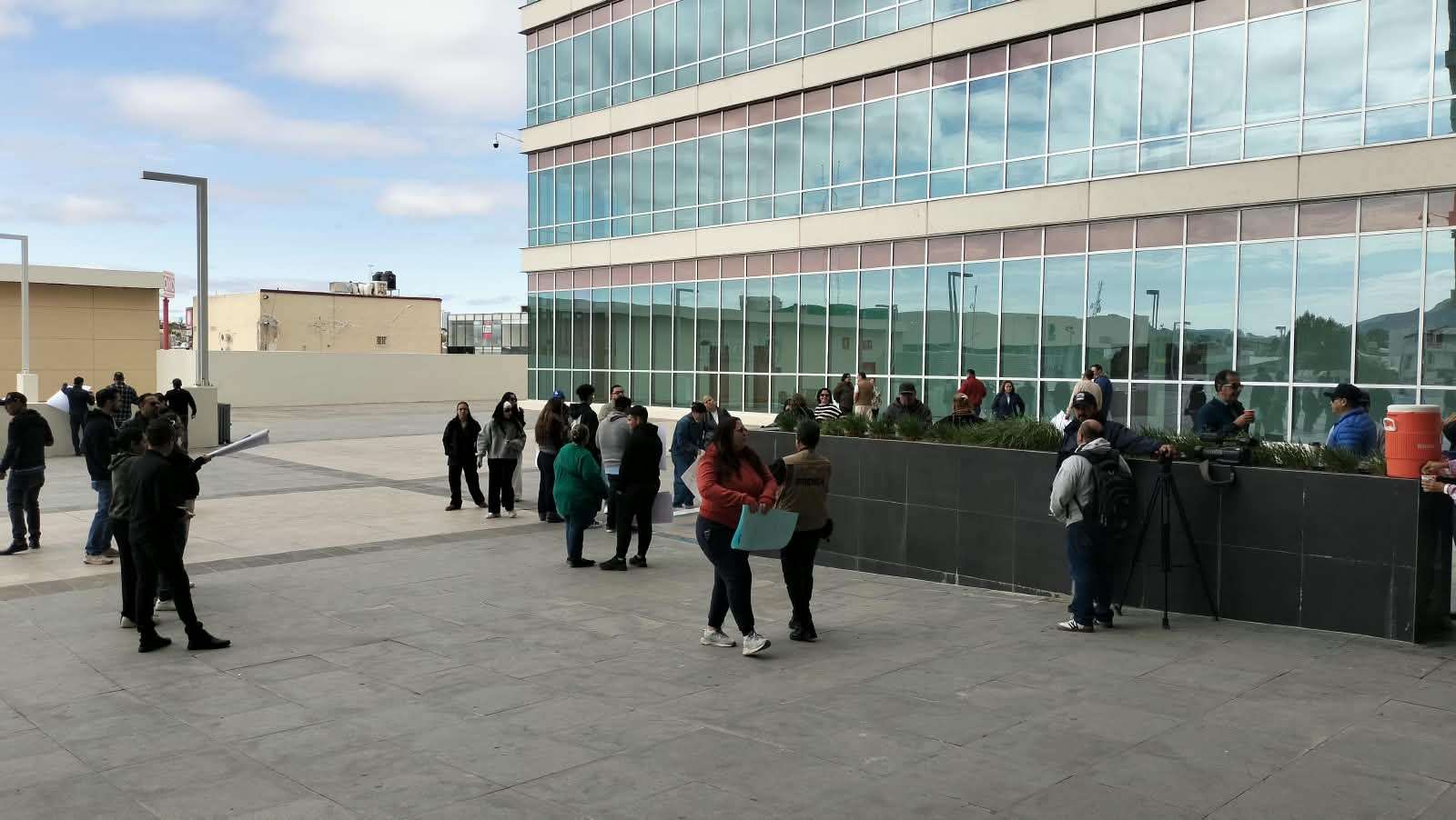 Reanudan audiencia de Jáuregui; simpatizantes esperan resolución 