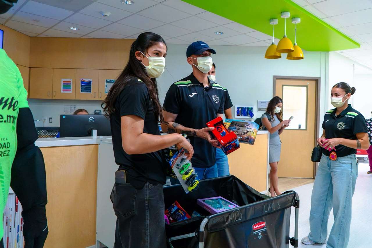 FC Juárez lleva alegría y regalos a pacientes de El Paso Children’s Hospital