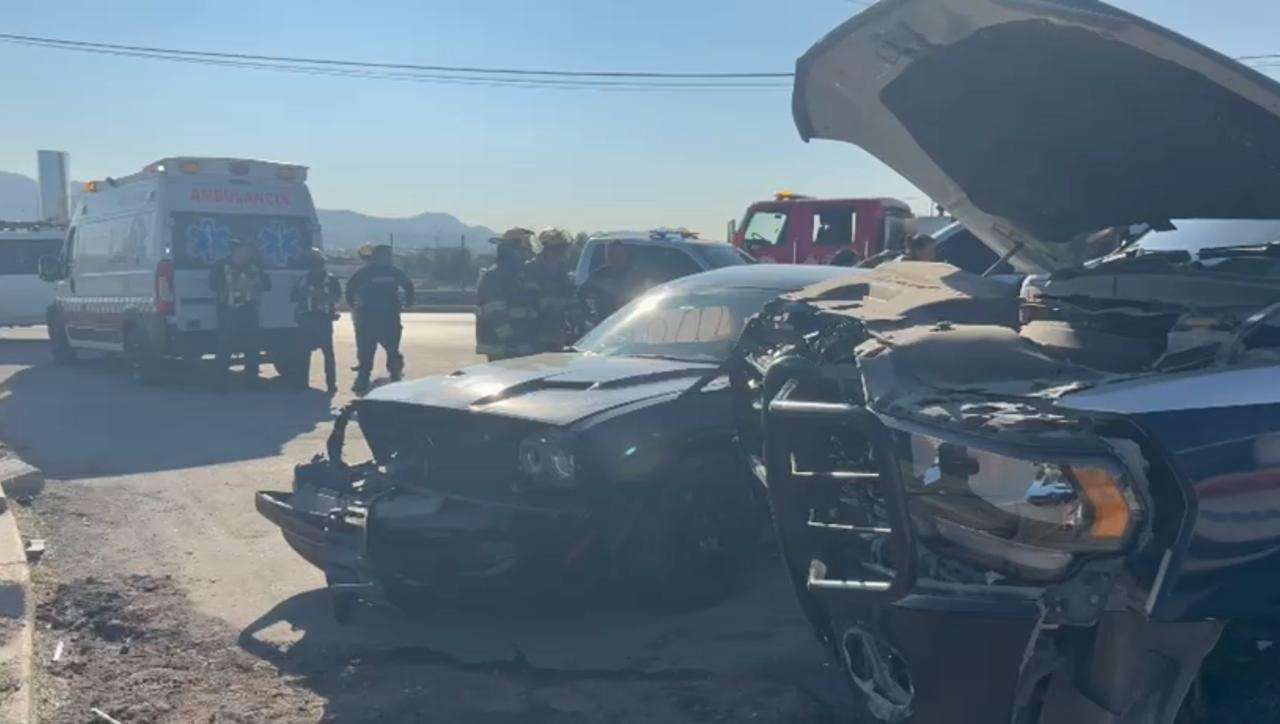 Choque entre auto deportivo y unidad policial deja dos lesionados