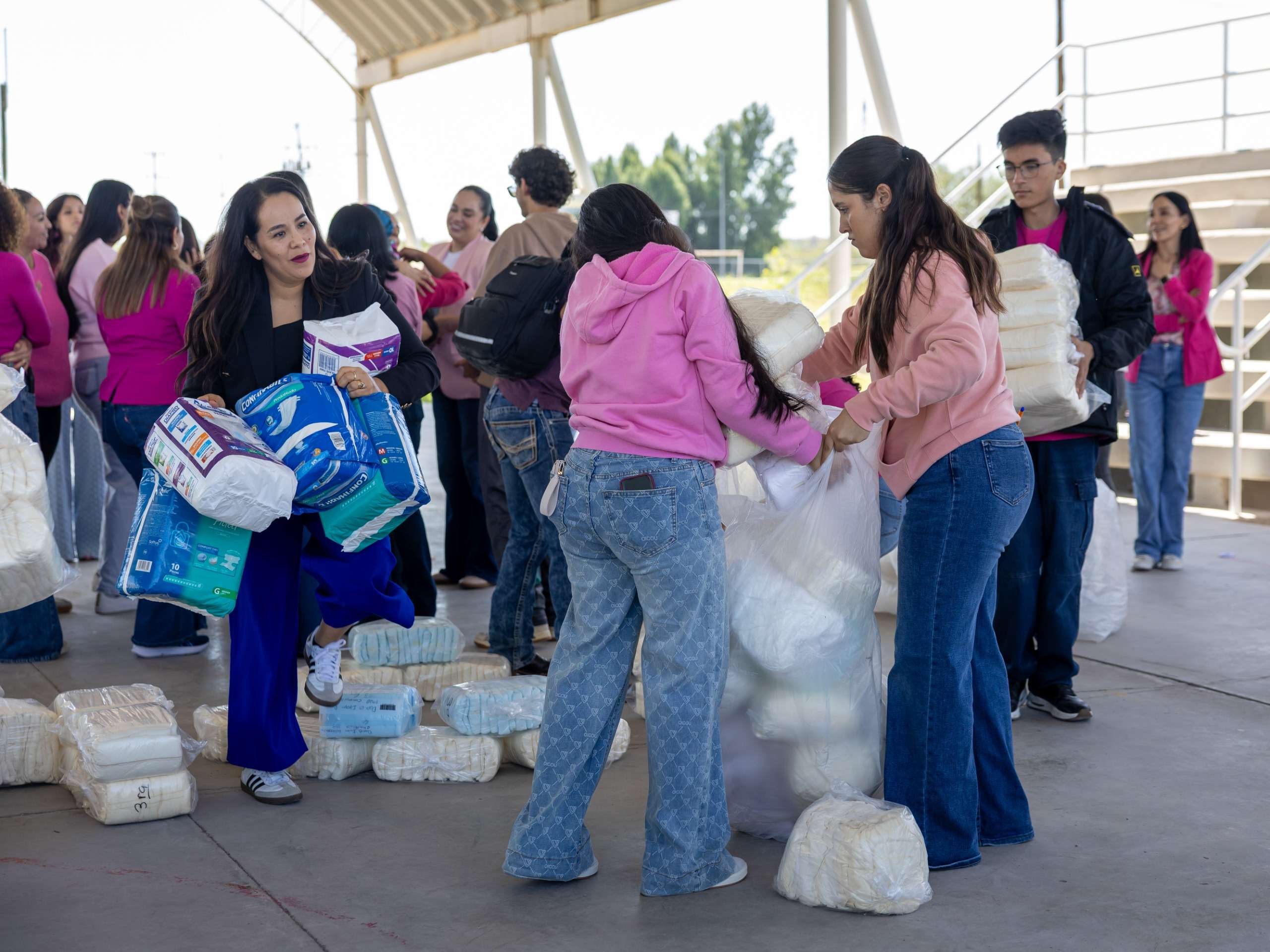 Supera Cobach 13 donación de pañales al DIF Delicias
