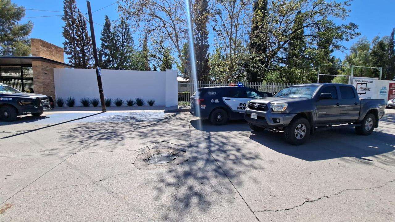 Moviliza a policías reporte de estudiante armado en Villa Juárez 