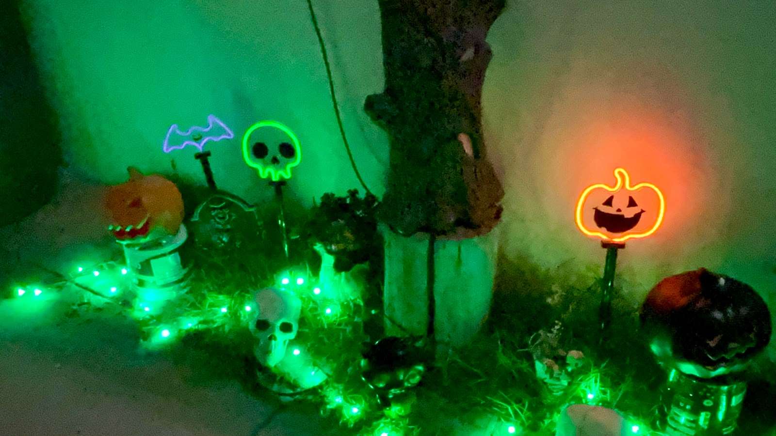 Decoran casas y negocios por Halloween y Día de Muertos