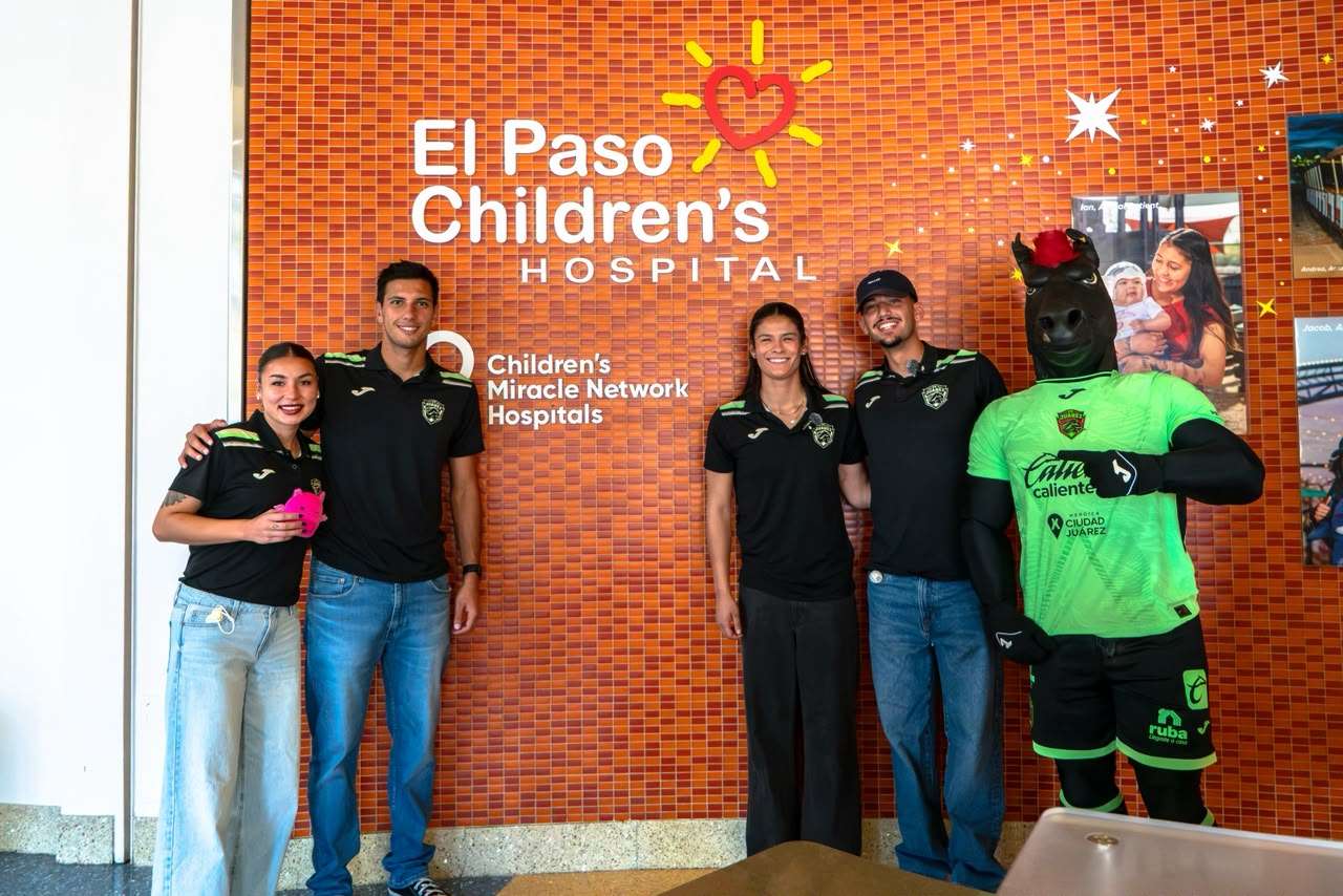 FC Juárez lleva alegría y regalos a pacientes de El Paso Children’s Hospital