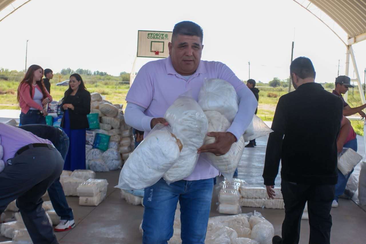 Supera Cobach 13 donación de pañales al DIF Delicias