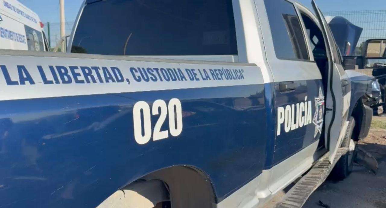 Choque entre auto deportivo y unidad policial deja dos lesionados