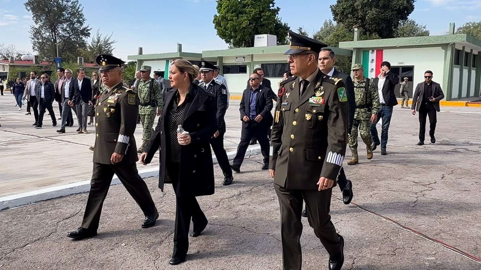 Asiste Maru a toma de protesta de comandante de XI Región Militar