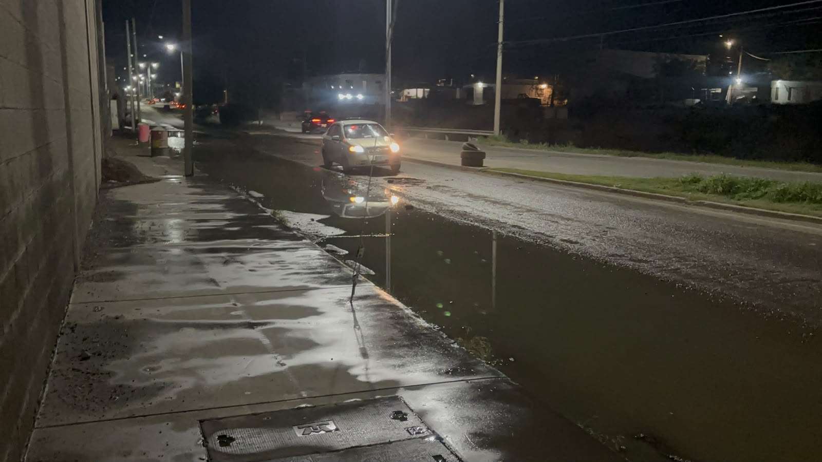 Reportan fuga de aguas negras y baches en la Heróico Colegio Militar