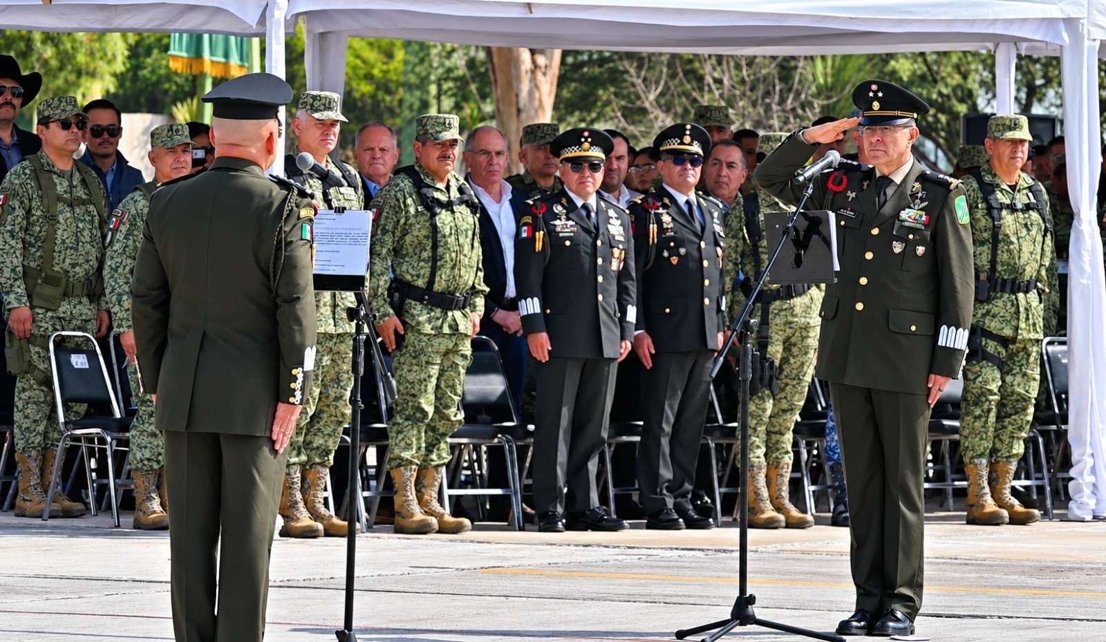 Asiste Maru a toma de protesta de comandante de XI Región Militar
