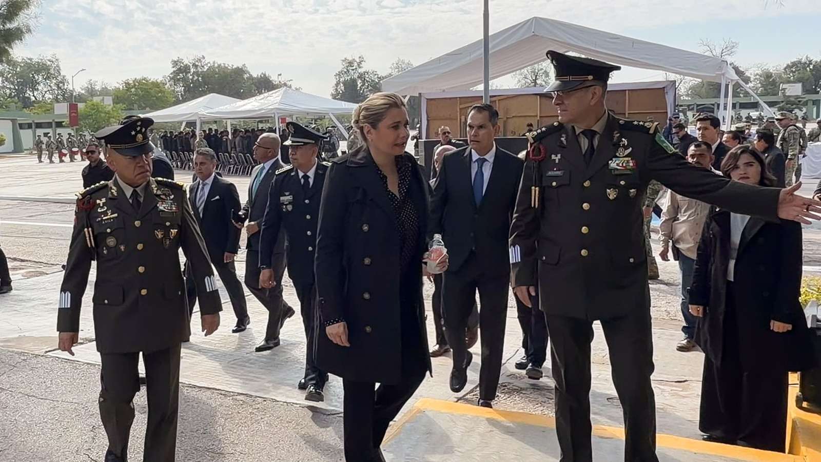 Asiste Maru a toma de protesta de comandante de XI Región Militar
