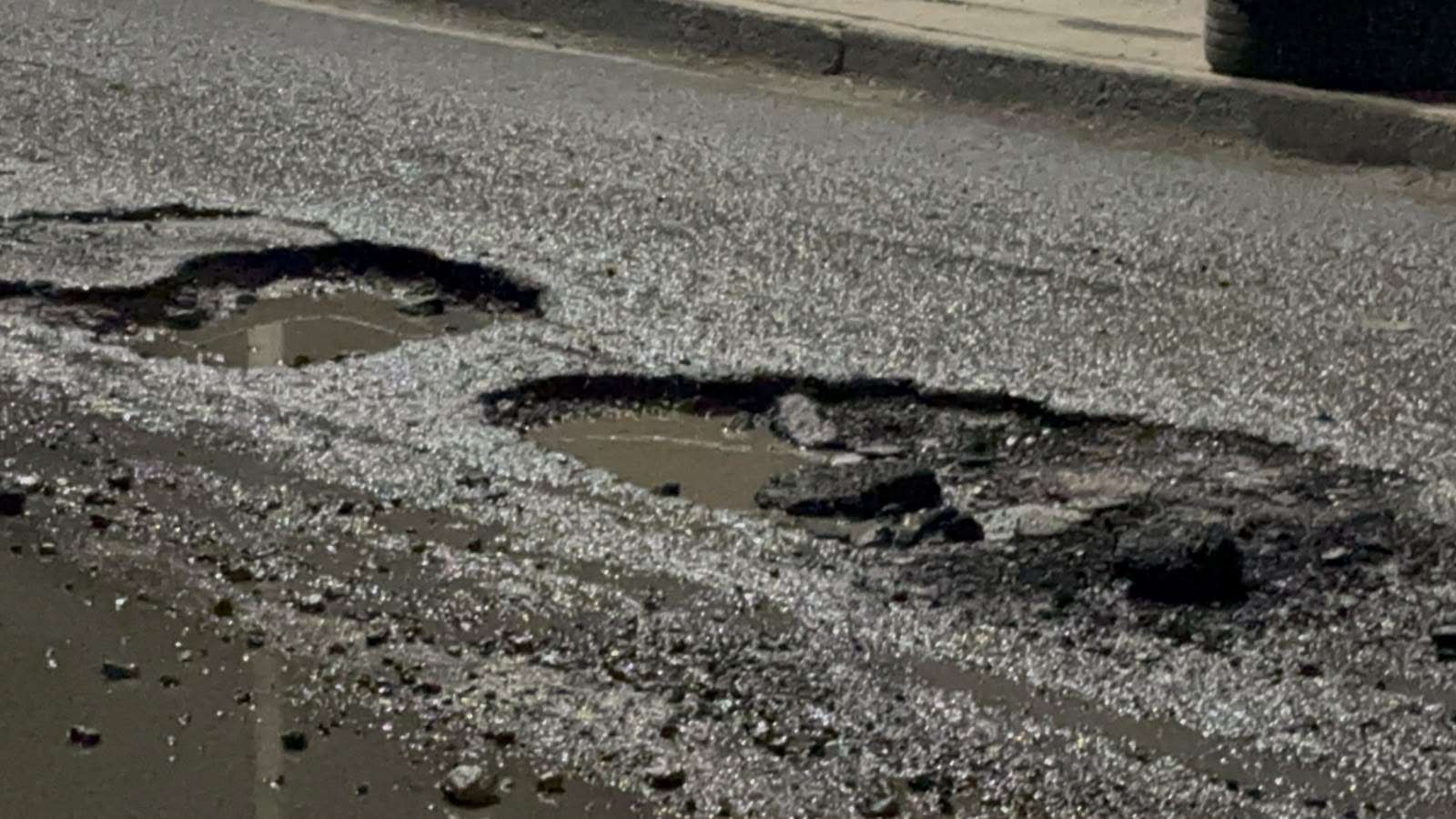 Reportan fuga de aguas negras y baches en la Heróico Colegio Militar