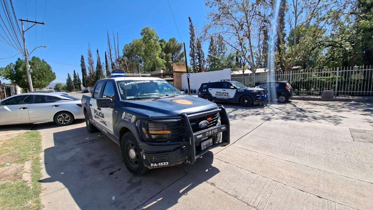 Moviliza a policías reporte de estudiante armado en Villa Juárez 