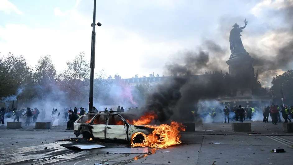 Decreta Francia toques de queda tras disturbios y saqueos