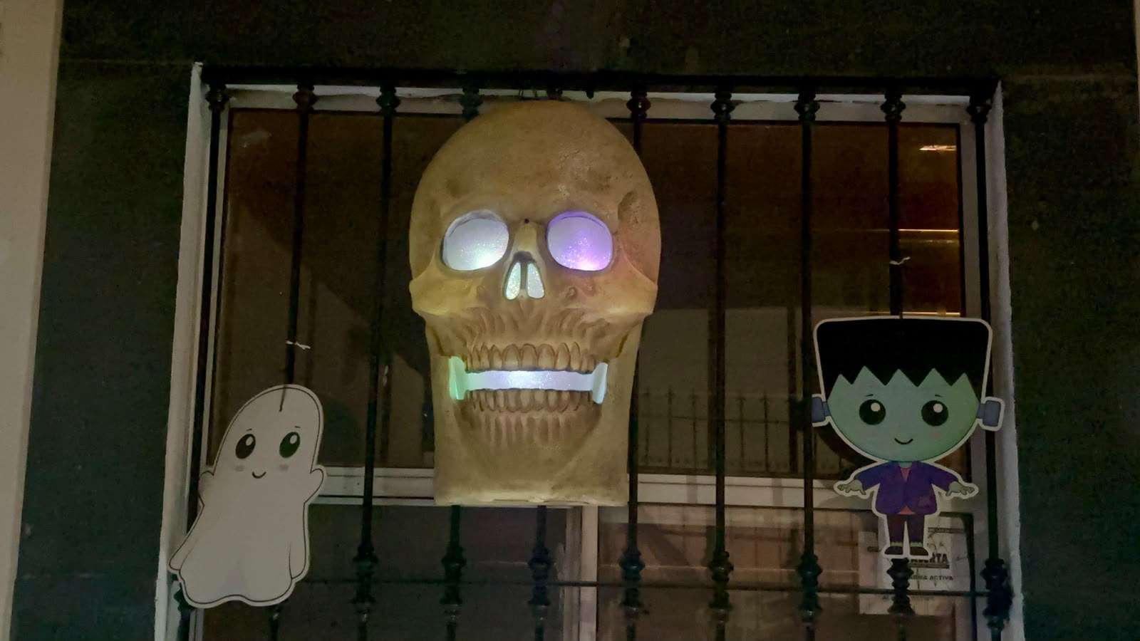 Decoran casas y negocios por Halloween y Día de Muertos