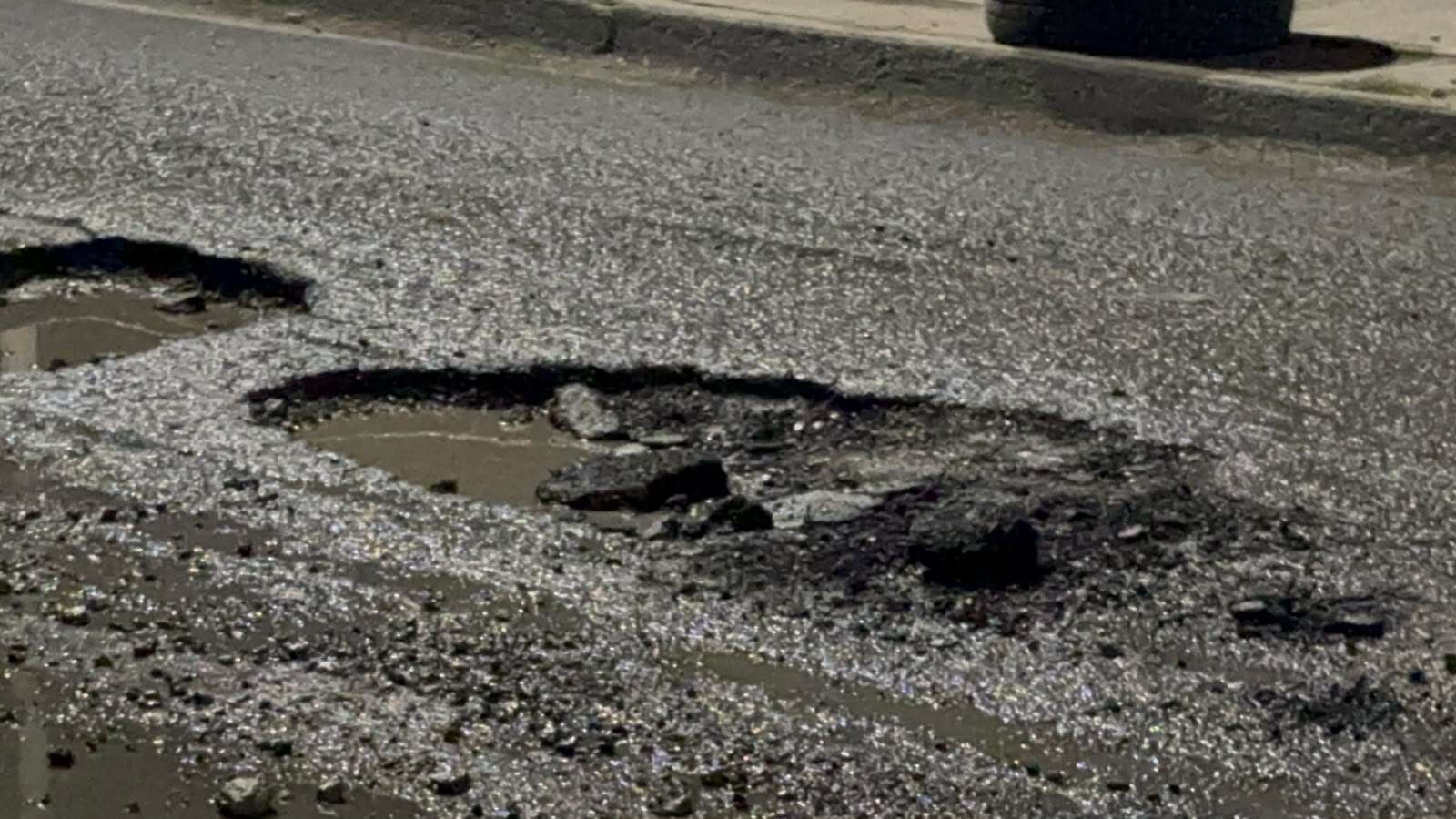 Reportan fuga de aguas negras y baches en la Heróico Colegio Militar