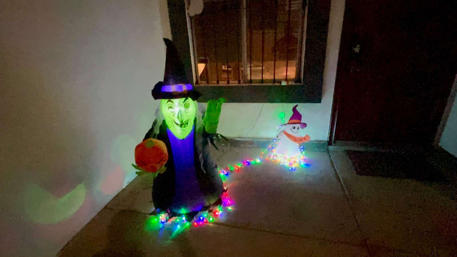 Decoran casas y negocios por Halloween y Día de Muertos