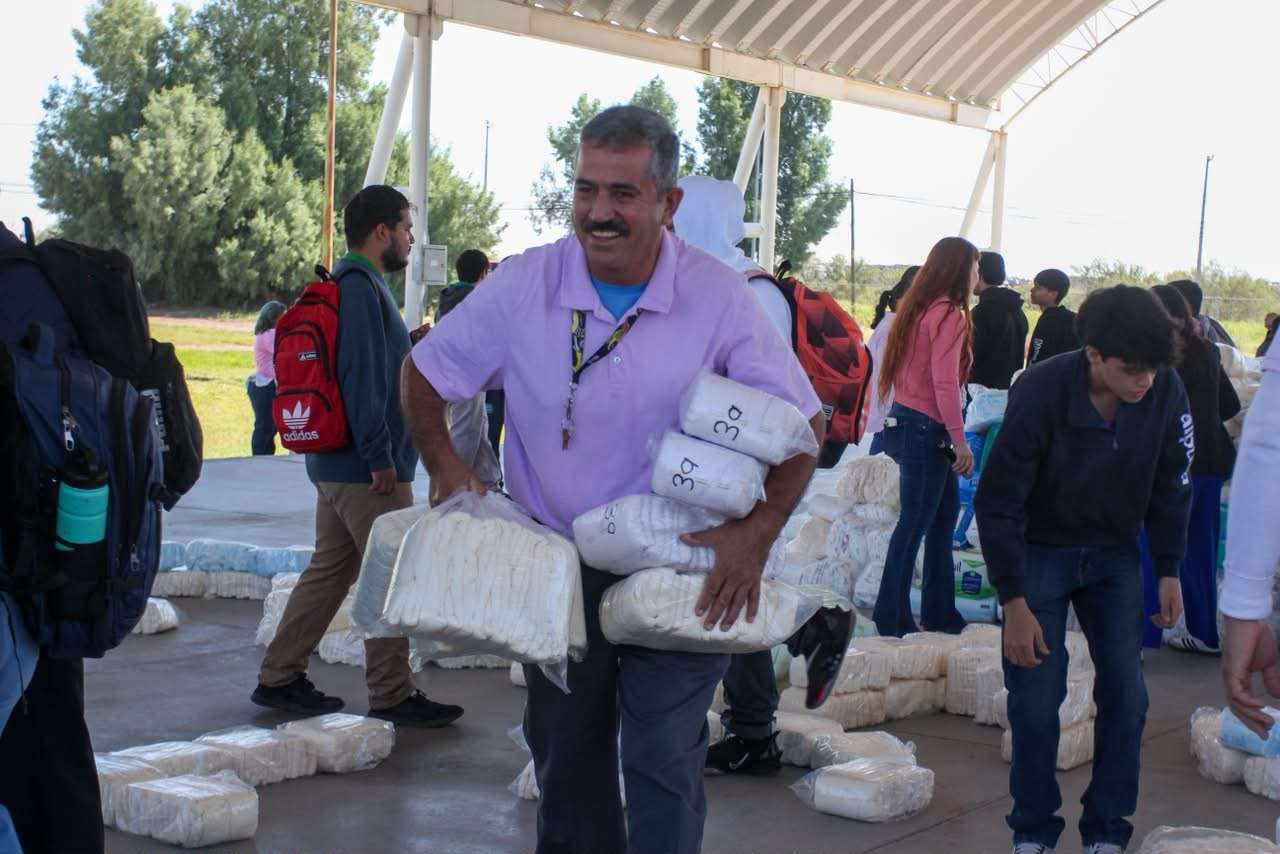 Supera Cobach 13 donación de pañales al DIF Delicias