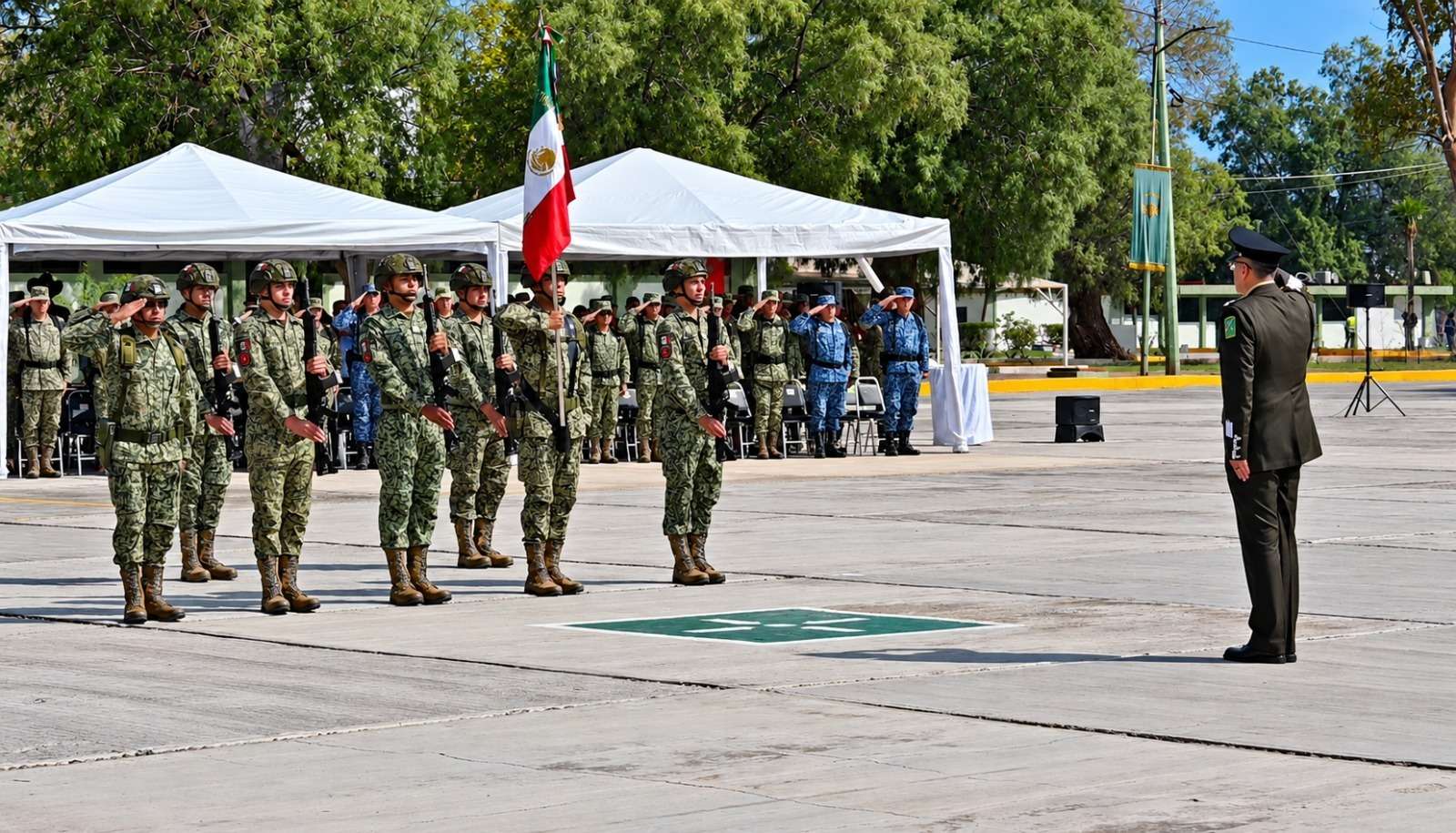 Asiste Maru a toma de protesta de comandante de XI Región Militar