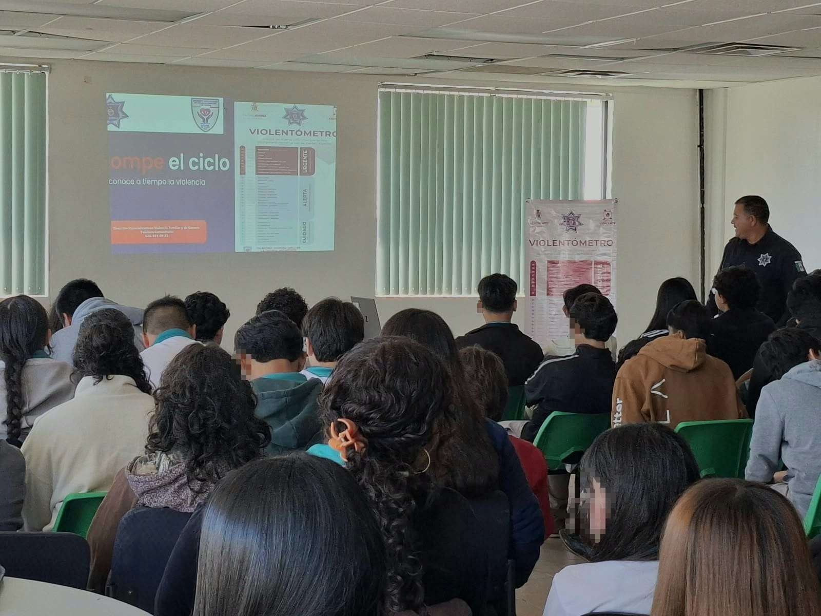 Capacitan a estudiante sobre prevención de violencia familiar