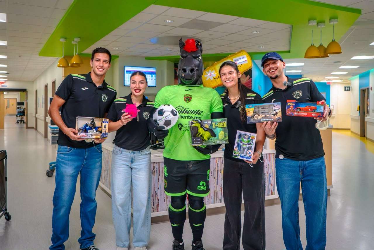FC Juárez lleva alegría y regalos a pacientes de El Paso Children’s Hospital