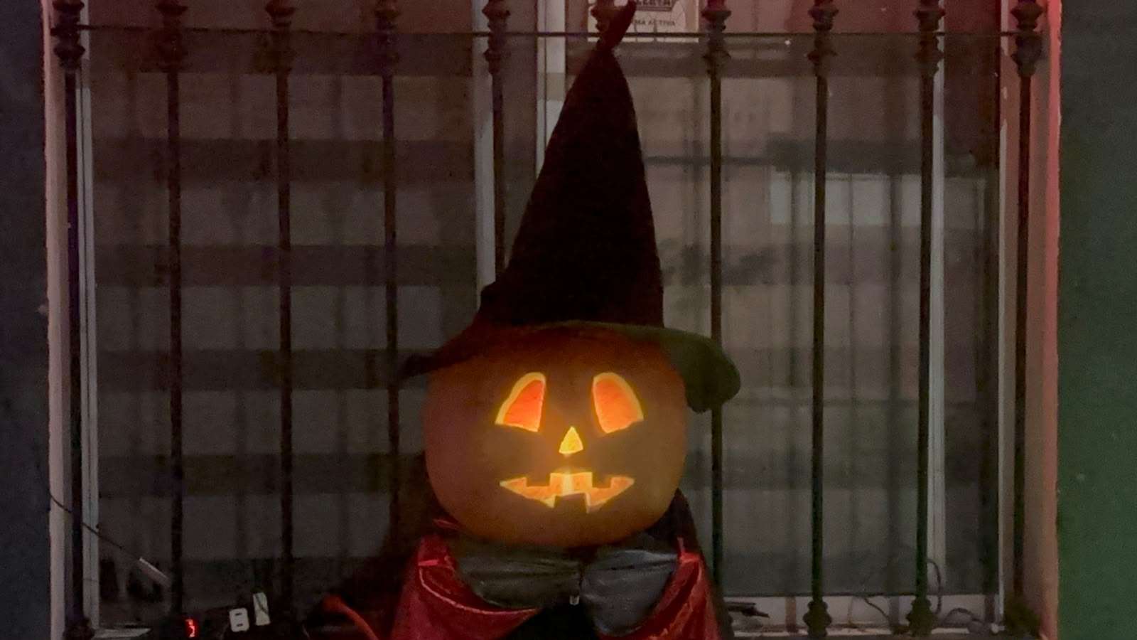 Decoran casas y negocios por Halloween y Día de Muertos